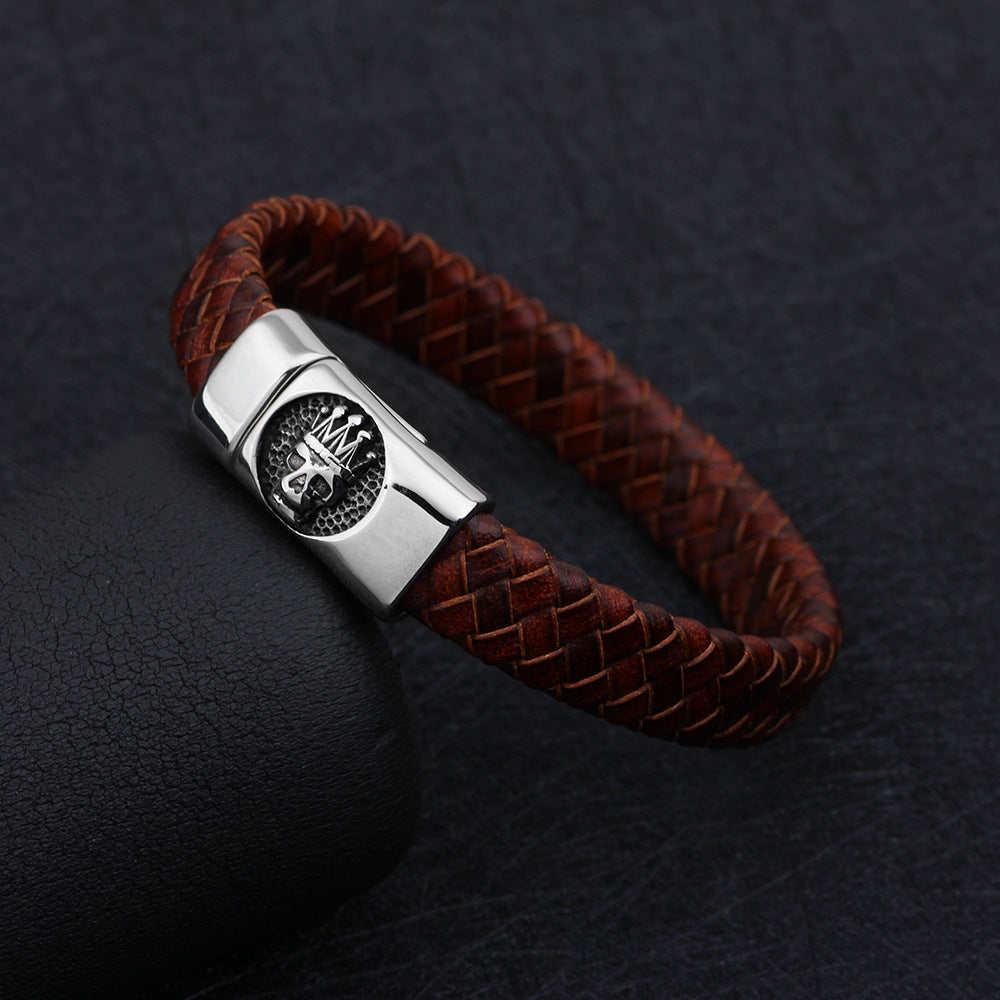 Dunkles, mysteriöses Schutzarmband mit Totenkopfkrone | Edelstahl und echtes Leder | Magnetschnalle, personalisiertes Accessoire 