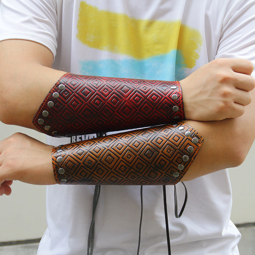 Breites Rindslederarmband mit Löwentotem und Nieten – Männliche Kraft und Schutz, Adlersymbol. Karierter Handgelenkschutz aus Rindsleder im europäischen und amerikanischen Stil für Herren – Energieschild