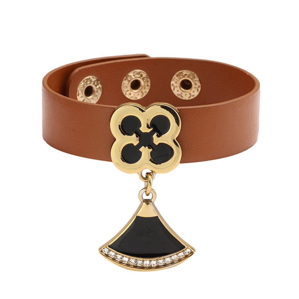 Lucky Charm PU Leather Bracelet with Rhinestone - inlaid Fan - shaped Four - leaf Clover (Fresh Style)