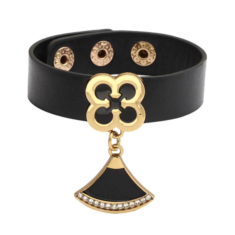 Lucky Charm PU Leather Bracelet with Rhinestone - inlaid Fan - shaped Four - leaf Clover (Fresh Style)